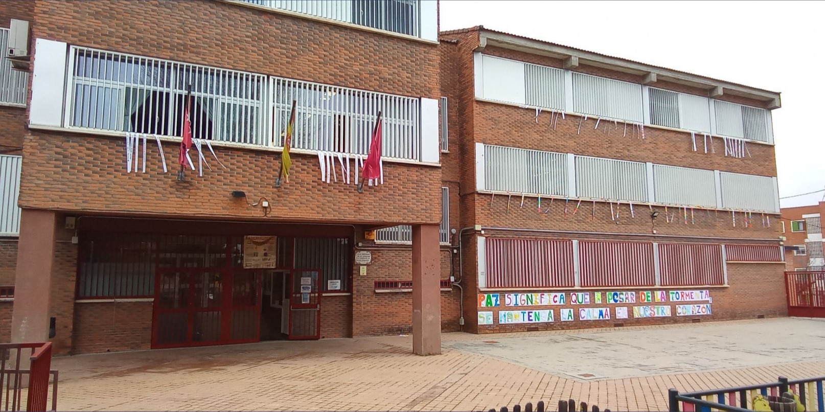 Fachada del colegio p&uacute;blico Pradolongo