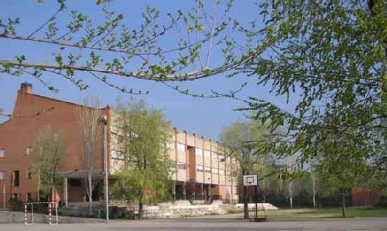 Fachada del colegio p&uacute;blico Gloria Fuertes