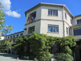 Entrada principal de la Residencia Nuestra Se&ntilde;ora de la Paloma